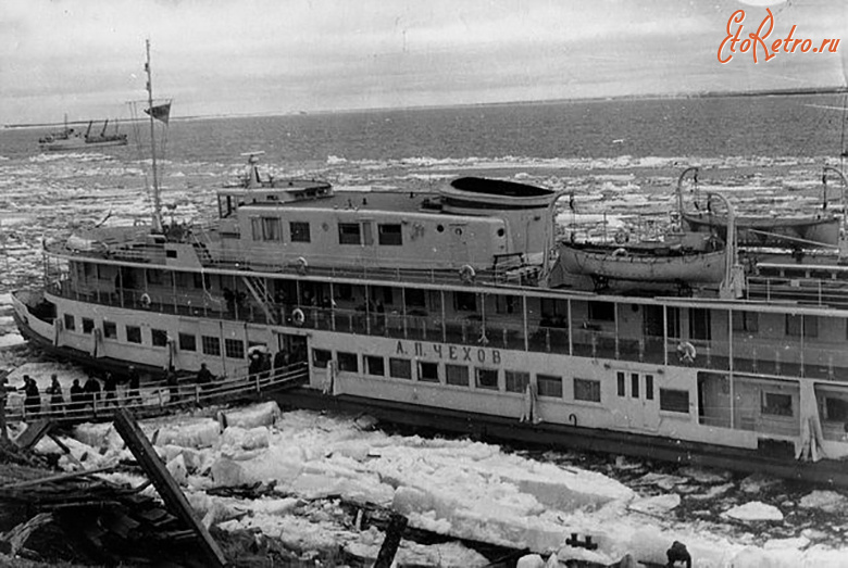 Дудинка - Теплоход А. П. Чехов в порту Дудинки.