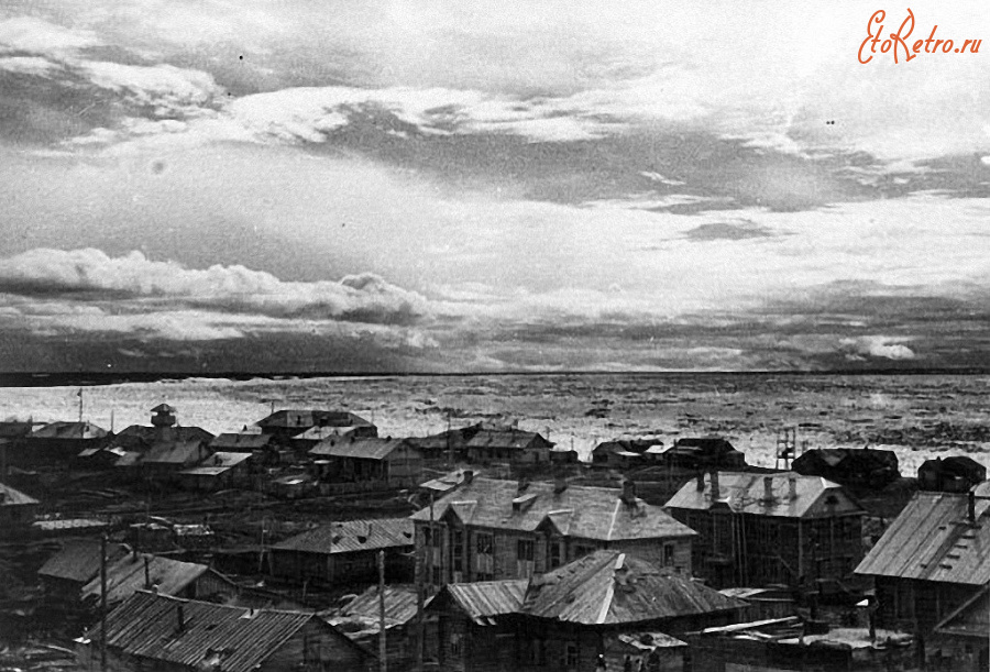 Дудинка - Ледоход на Енисее. Часть улицы Советской и прибрежный район с балками.