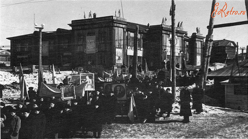 Дудинка - Клуб порта. Первомайская демонстрация.