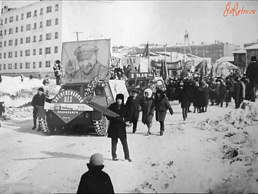 Дудинка - Праздничная деонстрация.