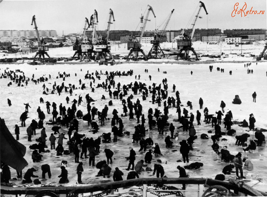 Дудинка - Вид на порт. Дудинцы на рыбалке.