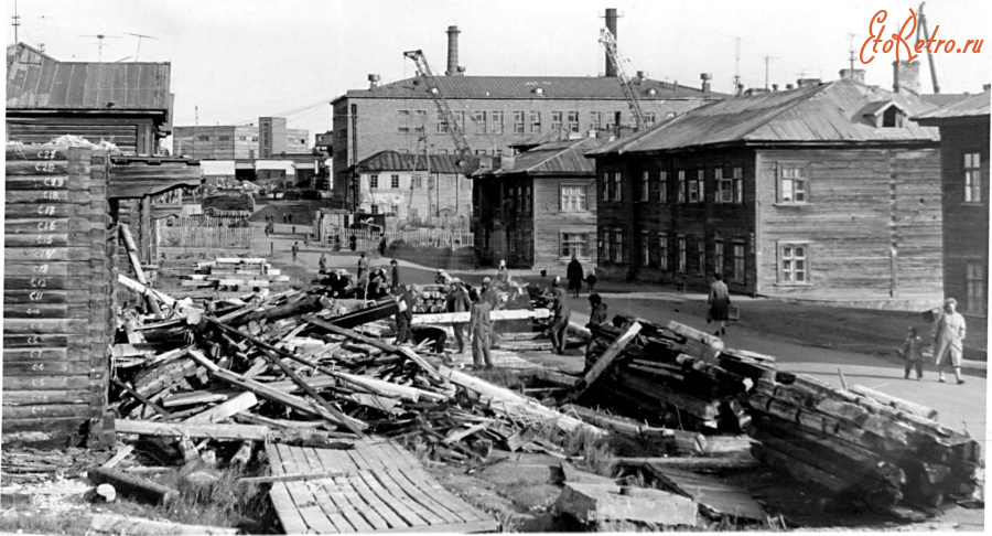 Дудинка - Разборка деревянных домов на улице Ленина.