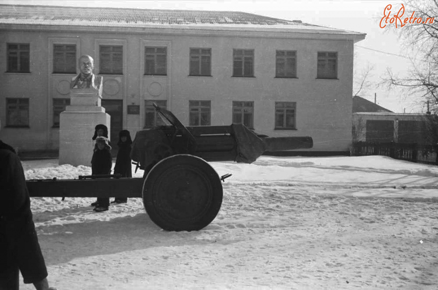 Курагино - Военная техника на Центральной площади.