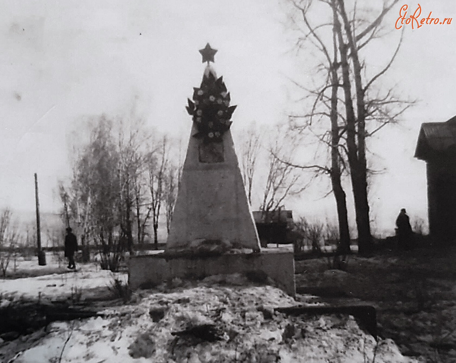 Курагино - Село Берёзовское. Могила пионера Монаенко Алеши, убитого в сентябре 1938 года кулаками.