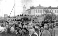 Шадринск - Митинг у памятника И.В.Сталину