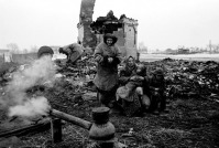 Курская область - Семья колхозницы П.В.Телегиной на месте сожжённого немцами их дома в селе Сучкино