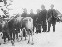 Магаданская область - Сотрудники Тахтаямской геологоразведочной партии с местными жителями. 1933-1938