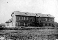 Ола - Село Балаганное. Здание Приморского управления сельского и промыслового хозяйства (ПУСиПХ).