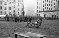 Мурманск - Мурманск  Детская площадка во дворе - типичная для 60-х годов.