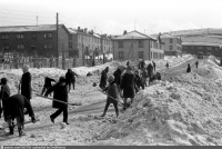 Мурманск - Ленинский субботник. Ученики школы № 28 на уборке снега