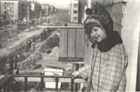 Гай - Девочка на балконе дома на улице Ленина.