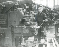 Пермь - Юный станочник в цеху Молотовского завода №19 им.И.В.Сталина