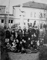 Кадом - У памятника И. В. Сталину.