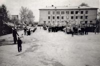 Милославское - Праздничная демонстрация у здания райисполкома.