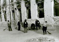 Разное - Евреи с желтой звездой-меткой на принудительных работах по расчистке улиц от развалин