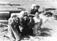 Разное - Группа женщин и детей одного из населенных пунктов, оккупированных немецкими войсками