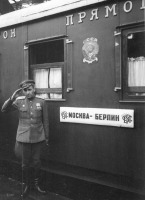 Разное - Советский офицер у вагона прямого поезда 