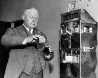 Разное - Один из первых автоматов по продаже баночного пива.