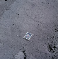 Разное - Семейное фото на Луне.