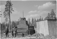 Разное - Финские солдаты осматривают памятник погибшим в боях с белофиннами в 1922г.