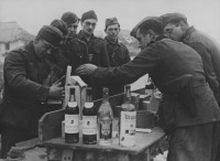 Разное - Немецкие солдаты получают спиртное