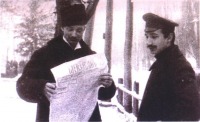 Псков - Шульгин со служащим во время приезда к Николаю II за отречением