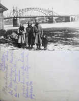 Псков - Псков (Крестьянская семья на фоне Ольгинского моста)
