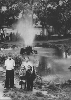 Холмск - У фонтана в сквере Победы