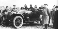 Ретро автомобили - Гонщик В. Венцелидис на автомобиле «Мерседес» на финише пробега Кенигсберг-Рига, 1912.