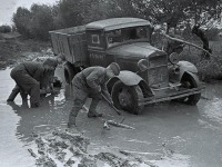 Ретро автомобили - Советские солдаты вытаскивают грузовик из грязи