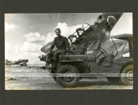 Ретро автомобили - Военнослужащий Красной Армии на капоте джипа Виллис (Willys MB)