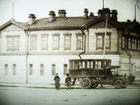 Ретро автомобили - Автомобиль у здания казначейства,Алексеевск,Амурская область