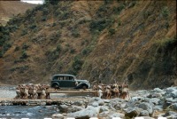 Ретро автомобили - Переноска автомобиля Mercedes в Непале