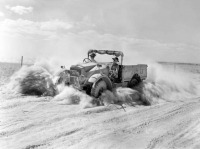 Ретро автомобили - Британский военный грузовик мчится по пустыне