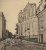 Ретро автомобили - Відкритий фаетон  біля Монастиря тринітарів в Луцьку.