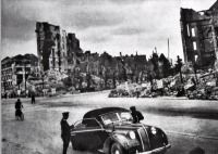Ретро автомобили - Советский офицер в разрушенном Берлине у кабриолета Опель Адмирал