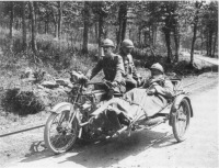 Ретро автомобили - Транспортировка раненого французского военнослужащего на мотоцикле 