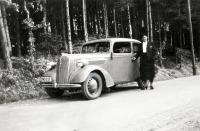 Ретро автомобили - Фрау со своим автомобилем Opel Super 6. где-то в Восточной Пруссии.