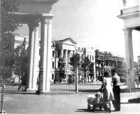 Луганск - Вход в парк 1 мая.Гостиница 