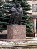 Луганск - Памятник К.Маркса и Ф.Энгельса на территории завода 