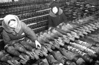 Россия - Подготовка мин к отправке на фронт в цехе одного из сборочных заводов