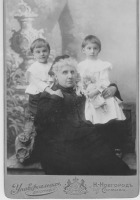 Россия - Мария Егоровна Беклешова с внуками.