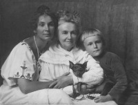 Россия - Серёжа Жевакин, его мама и бабушка.