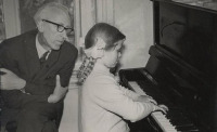Россия - Д.Б.Кабалевский слушает девочку, играющую на пианино. 1960-1970 гг.