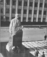 Житомир - Памятник С.П.Королеву  на площади Советов.