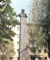 Житомир - Памятник  Герою Советского Союза Г.И.Шелушкову.