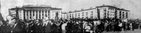 Житомир - Святкові колони трудящих міста на площі Леніна.