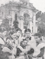 Житомир - Счастливые школьницы возле 22 школы  на улице Карла Маркса.