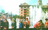 Житомир - У фонтана на сквере ул.Карла Либкнехта.