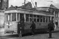  - Первый восстановленный трамвай на улице освобожденного города
